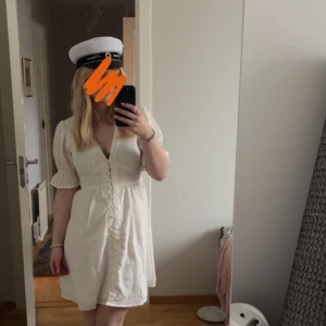 Söt klänning - En supersöt klänning som passar perfekt till student eller en varm sommardag! Klänningen är endast använd 2 gånger och därmed i väldigt fint skick. 