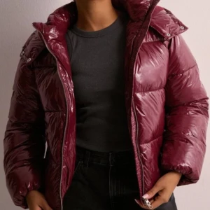 Vinröd glansig pufferjacka - Lägger ut denna supersnygga vinröda jackan i storlek M från Nelly i nyskick. Den var lite stor på mig och hade därför gärna bytt till en i storlek S i samma skick. Bara att höra av dig om du vill byta🩷 (kan vara öppen för att sälja oxå men det beror på vad man budar)