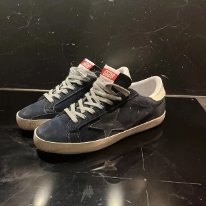 Golden goose - Säljer mina GGDB då dom inte passade. Inget og kvar därav priset. Storlek 42 