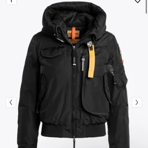 Parajumper Gobi Svart Jacka - Säljer en jätte snygg svart gobi jacka från Parajumper i storlek s.💕 Den är ganska använd men den ser nästan helt ny ut om man inte tittar jätte noga. Jackan har en cool design med flera olika fickor på insidan och utsidan. Den har också gula detaljer på baksidan och framsidan som går att ta bort ifall man önskar så. Den har en ganska tunn luva men endå go till vintern. Orginal pris 10 000. Pris kan också diskuteras. Har du några frågor eller vill se bilder så skriv är de bara och skriva💕