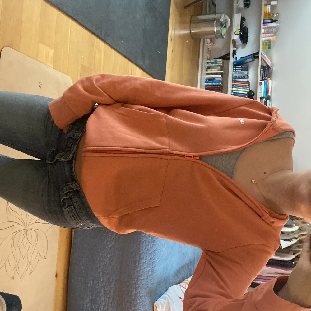 Säljer en snygg orange hoodie från Champion i bra skick. Den har en dragkedja framtill och en praktisk huva. Perfekt för höst och vår, och den är superbekväm att ha på sig. Passar perfekt till jeans för en avslappnad look. 🧡. Tröjor & Koftor.