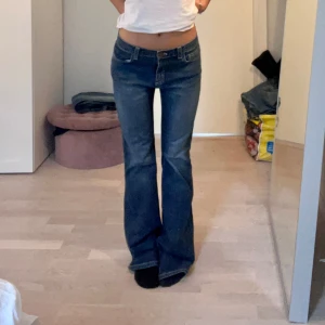 Lågmidjade bootcut jeans  - Lågmidjade bootcut jeans. Midjemått 37cm innerbenslängd 82 cm. Köp via köp nu❤️❤️
