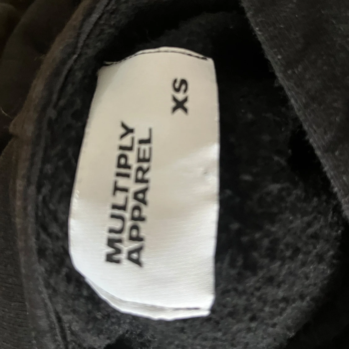 Svart hoodie från Multiply Apparel - 90