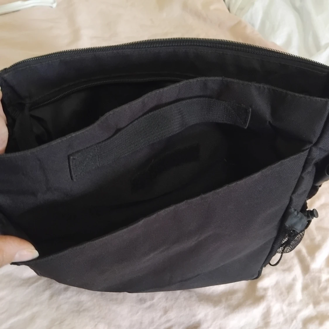 Svart axelväska med fickor - 93