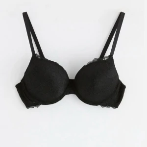 Svart spets-bh - Snygg svart bh med spetsdetaljer och justerbara axelband. Den har mycket push up. Den är oanvänd och därför helt ny. 💞