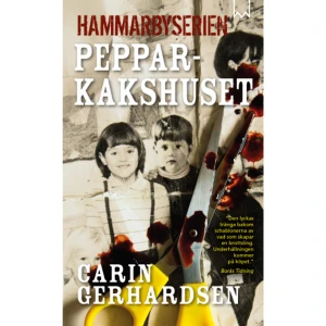 Pepparkakshuset (pocket) - En måndag i november, klockan är fyra, det mörknar och blöt snö faller över Stockholm. Mannen sätter sig tillrätta på tunnelbanan. Han undrar om det syns utanpå att han är lycklig. Om det stör? Tåget bromsar in och han kliver av. För upptagen med sina tankar för att se att en dyster figur följer efter honom. På kort tid inträffar flera bestialiska mord i Mellansverige. När kriminalkommissarie Conny Sjöberg vid Hammarbypolisen börjar ana att de hör ihop blir han iskall inombords. Det finns en människa därute vars drivkrafter är mycket personliga och som inte kommer att backa undan för något. Pepparkakshuset av Carin Gerhardsen är första delen i Hammarbyserien som kännetecknas av täta, gastkramande intriger med överraskande vändningar. När boken är slut önskar läsaren bara att berättelsen ska fortsätta. Och det gör den. "Här finns en närvaro som får brutaliteten att krypa obehagligt nära." Katrineholmskuriren "Den lyckas tränga bakom schablonerna av vad som skapar en brottsling. Underhållningen kommer på köpet." Borås Tidning "Det här är spännande, välskrivet och konstigt nog trevligt. Det ska bli oerhört intressant att se om Carin Gerhardsen i fortsättningen förmår att lyfta samhällets baksidor på samma sätt och dessutom fortsätta den intressanta berättelsen om några poliser." Dala-Demokraten "En eloge ska Carin Gerhardsen ha för miljöskildringarna av Stockholm, alla som haft det tvivelaktiga nöjet att vistas i en höstslaskig huvudstad drabbad av akut pre-jul-ångest känner igen sig." Hallands Nyheter "Ruskigt spännande socialrealism. ... Carin Gerhardsen känner med de utsatta, man kan förstå hur det kan gå så snett som för den här mördaren. Intrigen är ack så spännande." Norran     Format Pocket   Omfång 324 sidor   Språk Svenska   Förlag Bookmark Förlag   Utgivningsdatum 2018-05-18   Medverkande Niklas Lindblad   ISBN 9789188745774  