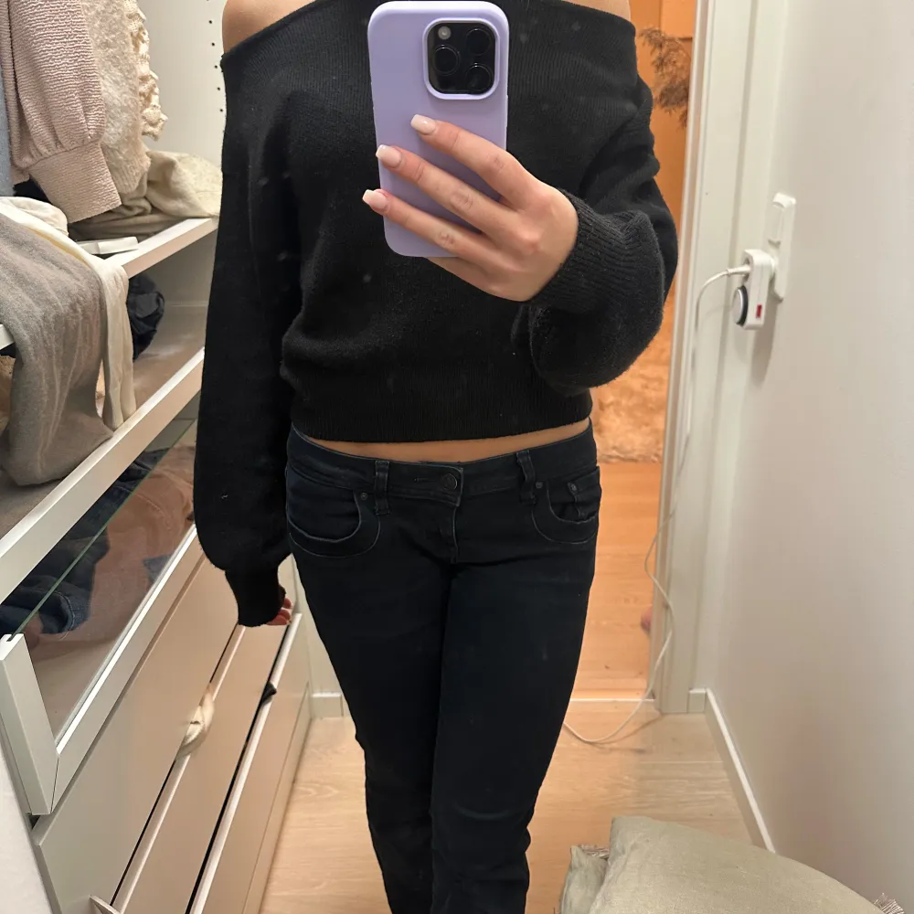Säljer en snygg svart offshoulder tröja❤️. Neuletakit & Villapaidat.