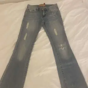 Säljer dessa snygga lågmidjade jeansen med bootcut/flare i storlek 26. Den är i bra skick och så unik!🩷 