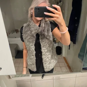 Pälsväst - Jättemjuk och skön går att styla till det mesta allt ifrån tshirts till stickade tröjor, storlek 158/164 men mer som xs/s