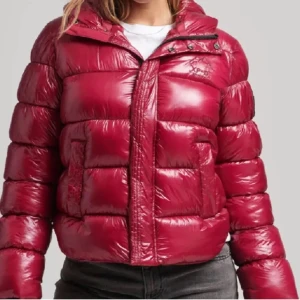 Superdry jacka - Jättefin vinterjacka i jättebra skick!!🤩är öppen för prisförslag💕