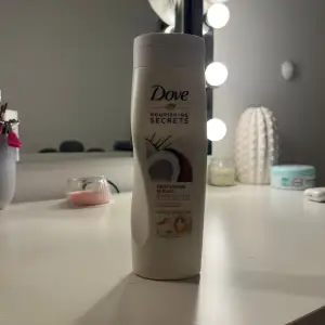 Återfuktande body lotion från Dove med kokosolja och mandel. Perfekt för torr hud och ger en mjuk och len känsla. 