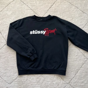 Svart Stüssy Sport sweatshirt - Strl:M. Skick:9/10