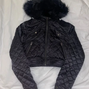 Cropped jacka med päls luva y2k - I toppen skick, köpte denna här från Vinted men ångrade mig så fort jag fick hem den då jag fick syn på en annan jacka.   