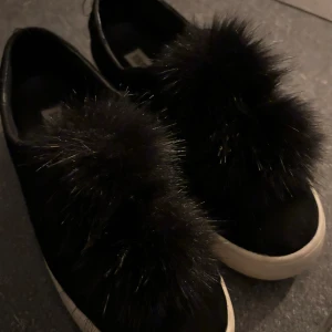 Sneakers - As snygga skor med päls på från steve Madden