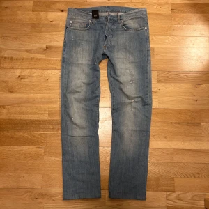 Dior Homme jeans - Ett fint par Dior jeans med distressing på knäna, köpta ifrån japan och passar slim. Skriv om du har mer frågor eller om du tänker köpa de.