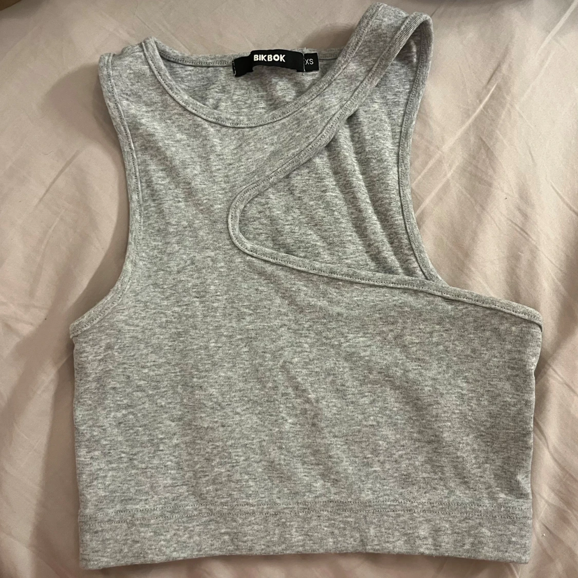 Grå oneshoulder topp från Bik Bok