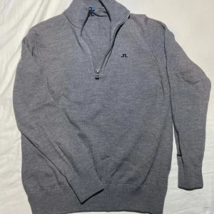 J.Lindeberg Quarter Zip - Tja säljer denna tröja från j lindeberg. Storlek XL men är super liten i storleken så passar S och M bra! Fint skick! Bvsa!