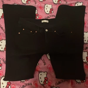 Svarta jeans från Gina Tricot - Säljer ett par svarta jeans från gina tricot i storlek 38. De är i bra skick och har en klassisk design bootcut
