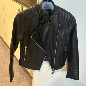 Jacka till tjej - Ny. Int ens använd. Storlek 146cm