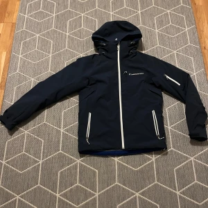  Peak Performance jacka - Säljer en mörkblå jacka från Peak Performance i mycket bra skick. En perfekt vardagsjacka som man kan använda till skidåkning också, med långa ärmar och flera fickor med dragkedjor. Stilren och funktionell för alla väder!