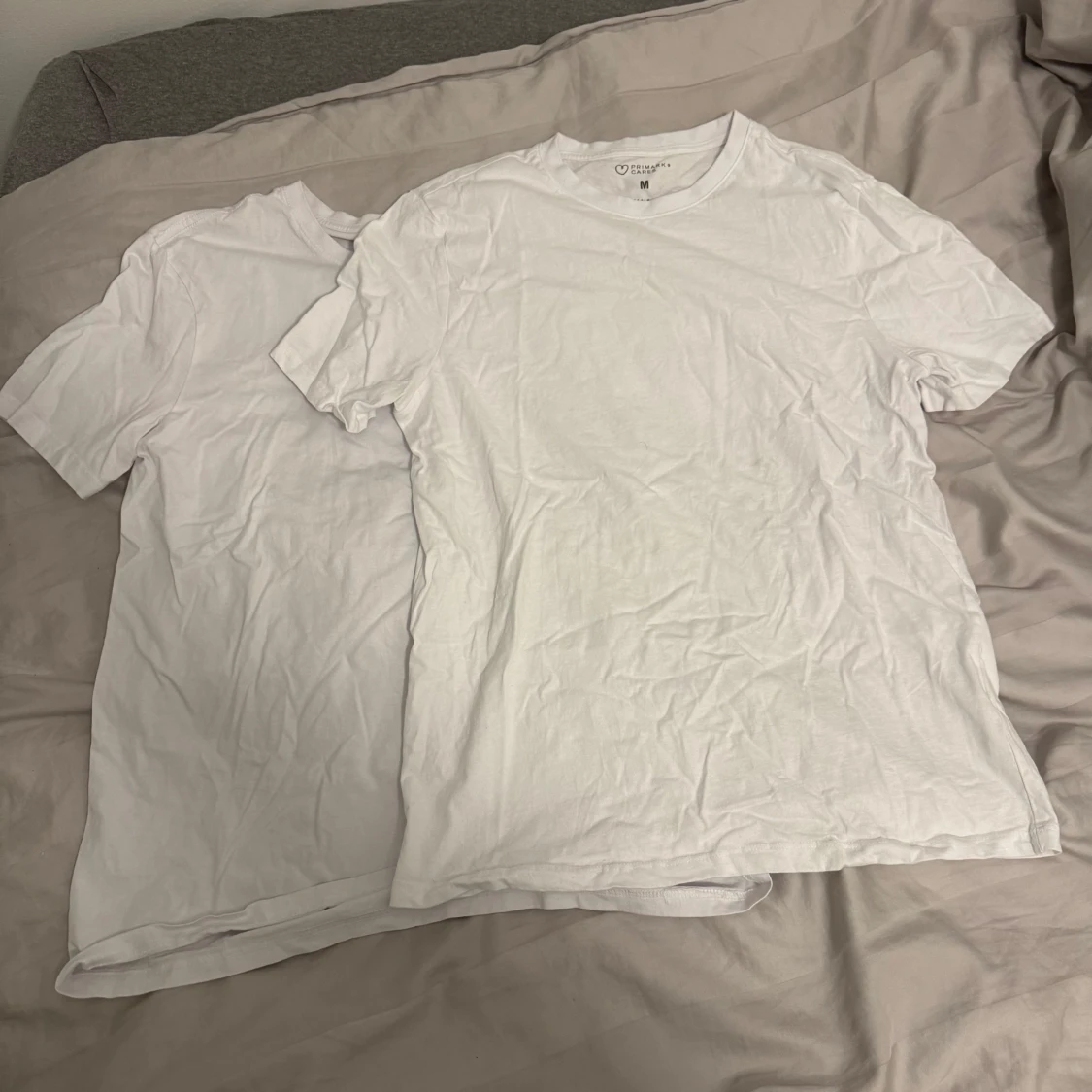 Två vita tröjor