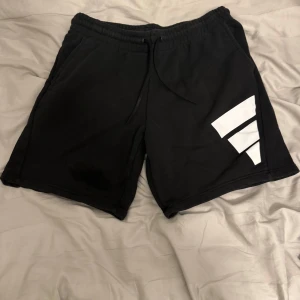 Adidas shorts  - Sköna svarta adidas shorts. Storleken är xl men de är mindre i storleken så typ L