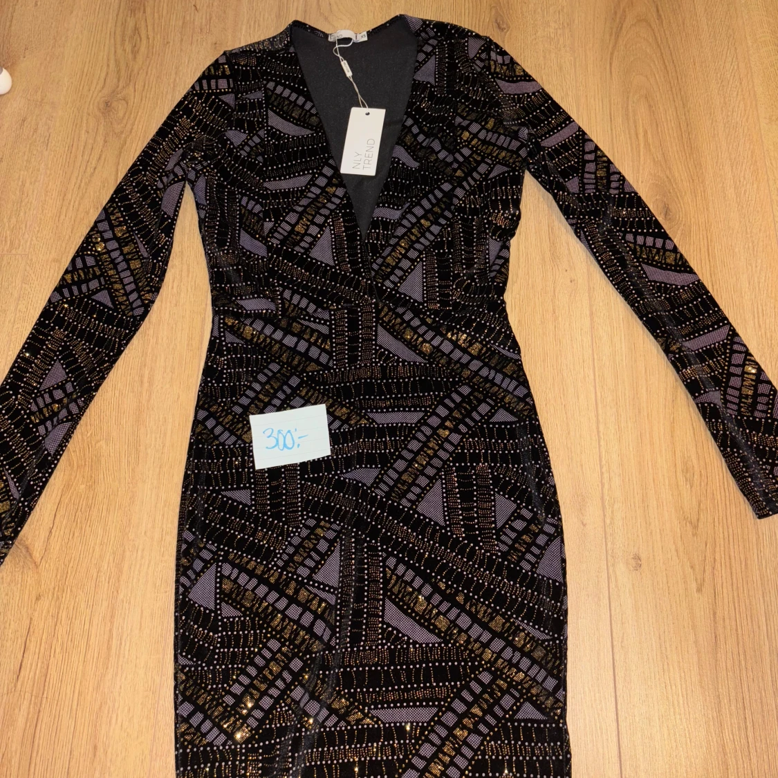 Oanvända fina klänningar