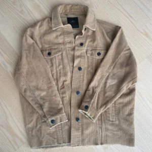 Manchesterjacka från Zara - Manchesterjacka från Zara i storlek XS. Oversized passform. Mycket bra skick. 