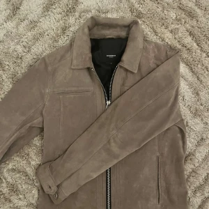 Rockandblue Sweden overshirt  - Säljer denna feta overshirten i läder och mocka inte många som säljs längre perfekt till vädret just nu, storlek L men passar 180:185 då den inte är så lång, 8/10 condition bara tre fläckar som syns på bilden 