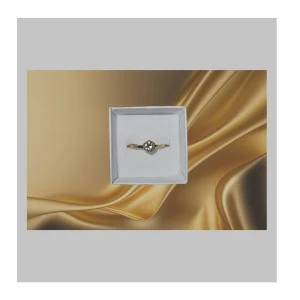 Elegant 18k guldring med sten  - En elegant guldpläterad ring med en gnistrande sten i mitten. Ringen har en klassisk och tidlös design som passar perfekt för speciella tillfällen. Perfekt som gåva eller för att skämma bort dig själv!