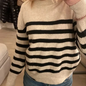 Stickad tröja - Beige super gullig stickad tröja med svarta ränder😍