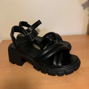 Svarta sandaler  - Sandaler använda fåtal gånger, storlek 40.
