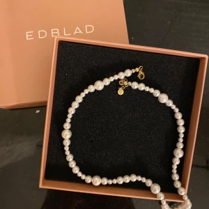 säljer pärlhalsband från Edblad - mycket fint halsbad aldrig använd och inget fel med den heller.   