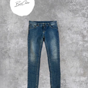 Dondup jeans - Jättefina dondup jeans i topp skick. Modellen på bilden är 181cm och väger 65kg. Nypris 3500 vårt pris 699. Skriv vid fler frågor eller funderingar!