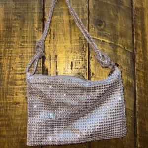 Glittrig axelväska - Straffväska med dragkedja upptill, Y2K. Frakt 40kr eller hämtas i hökarängen 