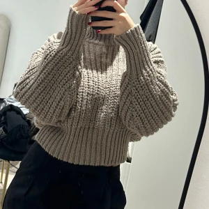 Beige stickad tröja - Snygg stickad kofta i storlek XS