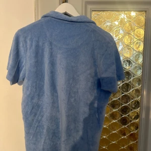 Blå frottétröja från Paul & friends - Säljer en supermjuk blå frottétröja från Paul & friends. ! Tröjan har korta ärmar och en klassisk krage. Den är i mycket bra skick