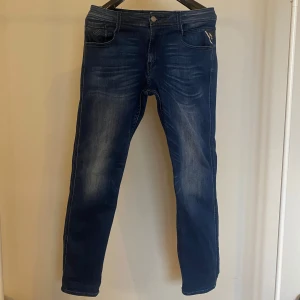 Replay anbas - Model: anbas | Cond: nyskick | färg: blå | storlek: 30-32 | fraktar inom 24h🙌