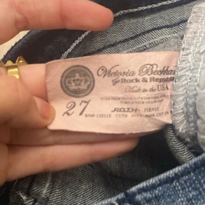  Mörkblåa Victoria Beckham jeans -  Ett par jättesnygga Victoria Beckham jeans knappt använda 💗💕Passa nog bra för dig som är 158 cm och kortare💗💗💗