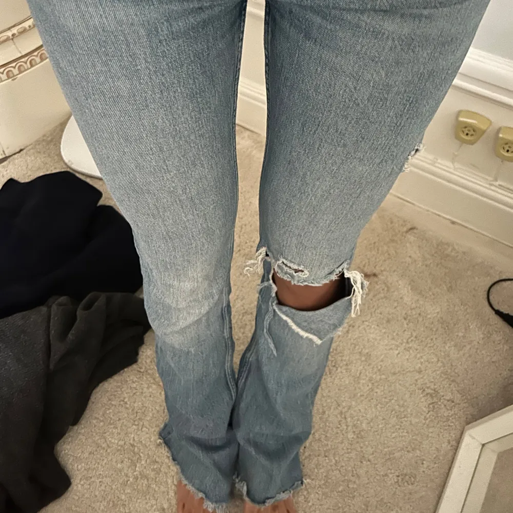 Så snygga bootcut jeans från zara med slitningar! Storlek 36. Jag är 175 cm . Jeans & Byxor.