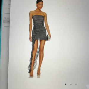 Danny asymmetric metallic dress - Lover & friends helt slutsåld. Jättefin klänning men lite fle stor för mig. Strl M har du xs så kan vi byta😍