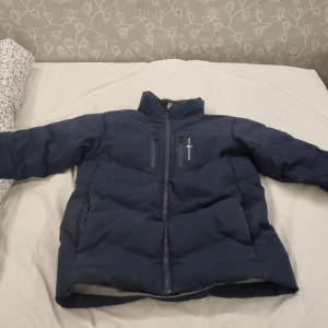 Sail racing jacka - Säljer min sail racing jacka då den inte passar mig