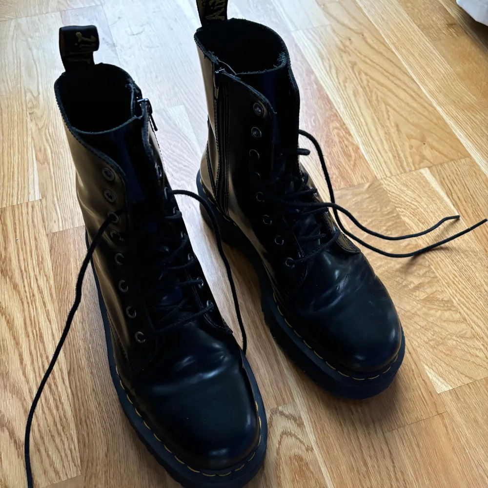 Dr Martens med platå sula i storlek 42. Har några repor (se sista bild) men utöver de är skorna mycket sparsamt använda! . Skor.