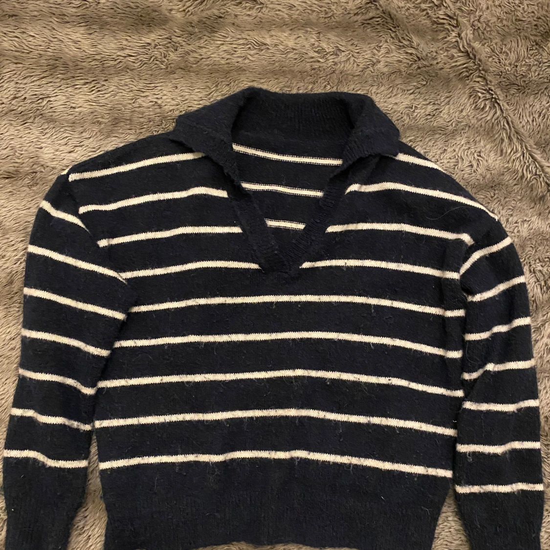 Marin blå och vit randning stickad tröja, använd två gånger. Säljer för att den inte passar mig💕 Förlåt för dåligt ljus!!! - 90