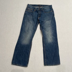 Blå jeans från U.S. Polo Assn. - Säljer ett par klassiska blå jeans från U.S. Polo Assn. i mycket bra skick. De har en straight passform och är tillverkade i slitstarkt denim. Perfekta för vardagsbruk med en snygg tvättad look och traditionella fem fickor. Passar både till avslappnade och mer uppklädda tillfällen. Ska vara w34l32 men skulle säga de är mer runt w32l30
