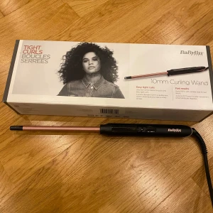 BaByliss 10mm Curling Wand - BaByliss 10mm Curling Wand för tighta lockar. 6 digitala värmeinställningar upp till 210°C. Perfekt för att skapa definierade lockar snabbt och enkelt. Använd 1 gånger så är i nyskick.