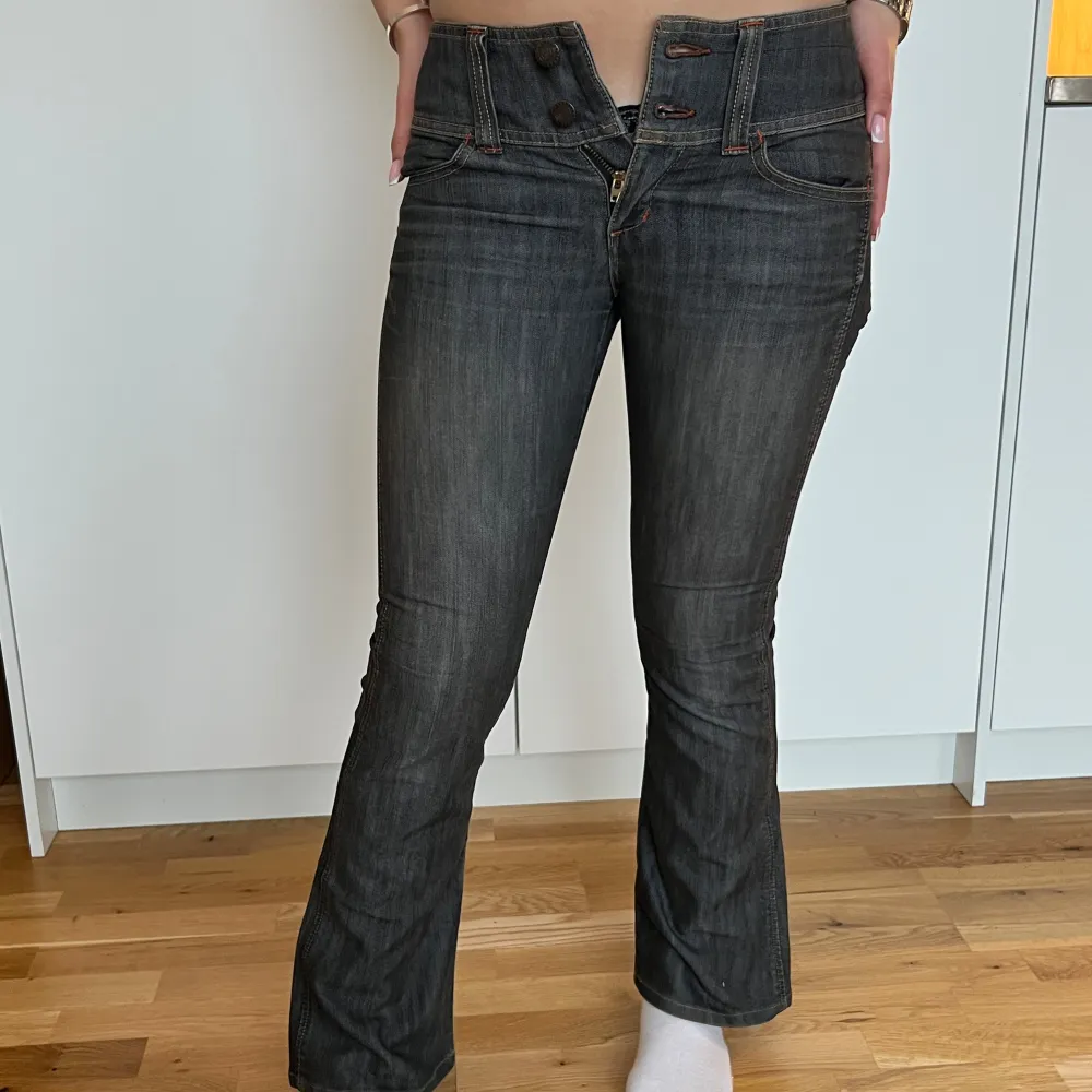 Extremt coola jeans med 80 tals vibe men passar tyvärr inte💕. Jeans & Byxor.