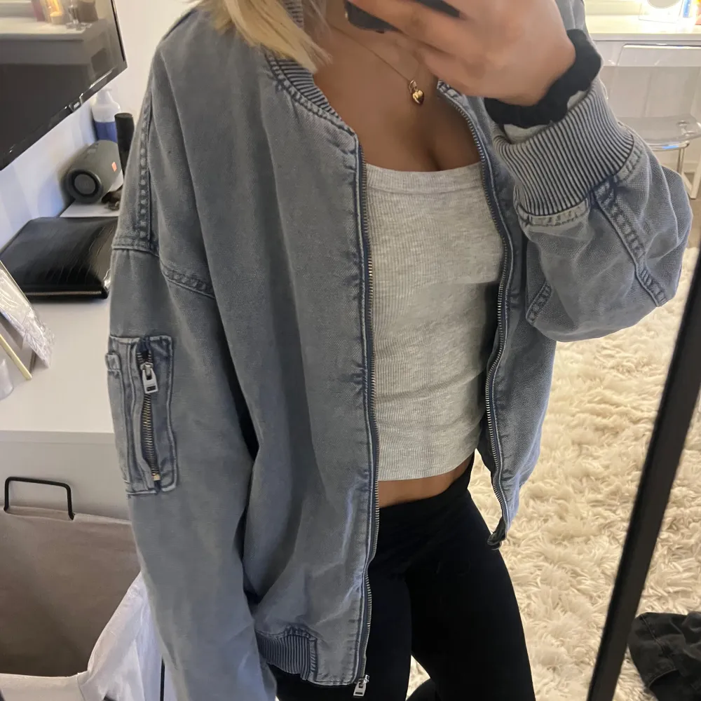 Oversized jeans/bomber jacka från Pull&Bear, passar till höst/vår. Använd fåtal ggr och i bra skick. ❣️. Jackor.