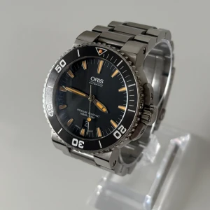 Oris Aquis Date - • Modell: Oris Aquis Date • Storlek: 43mm • Referens: 01 733 7653 4159 • År: 2016 • Skick: Mycket Bra • Medföljer: Fullset med original stållänk samt original gummiband 