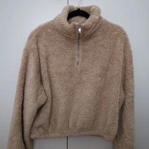Fluffig tröja - Skön, värmande fluffig tröja som är använd ett par gånger.